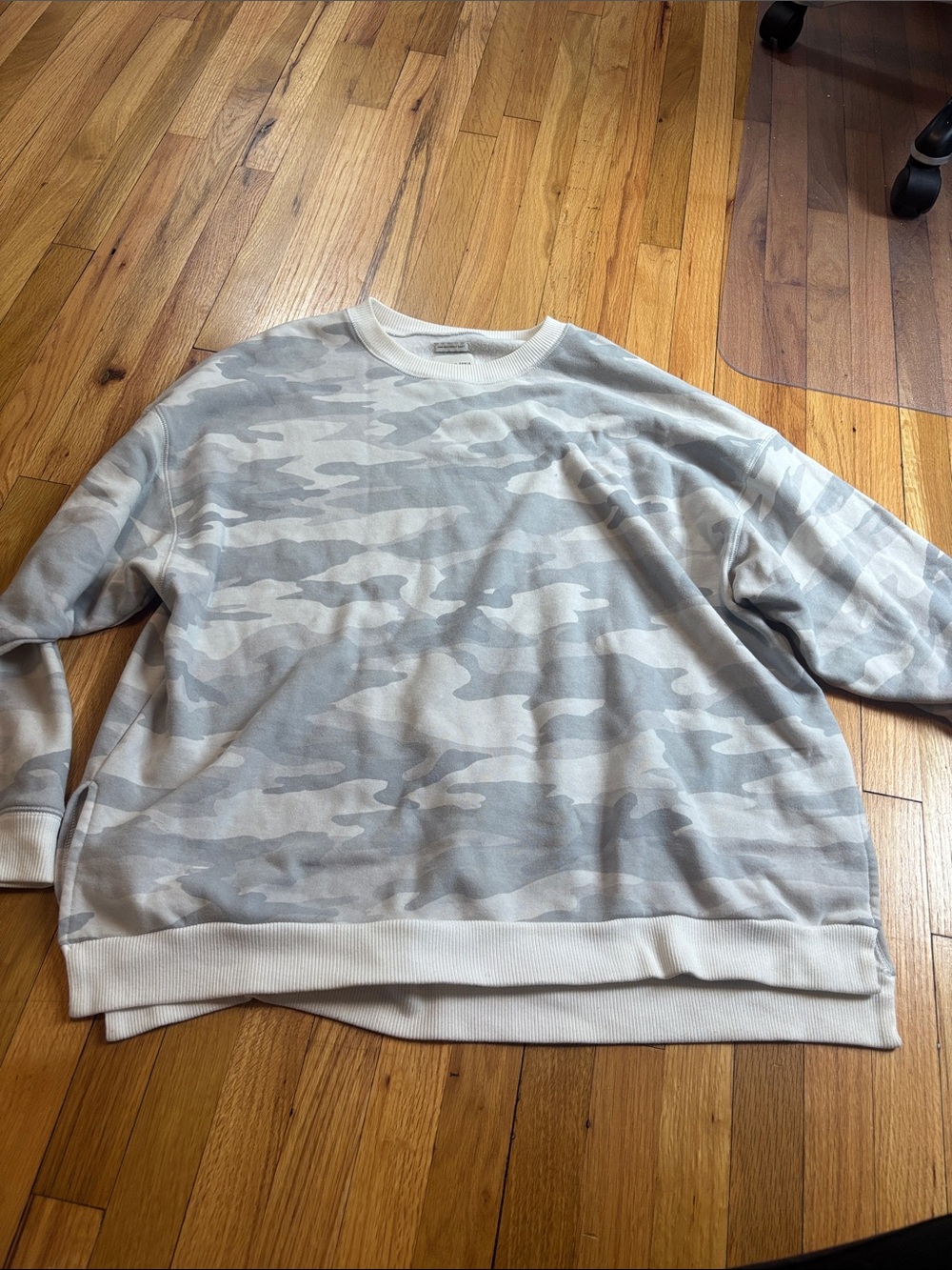 American Eagle Outfitters Women's Crewneck Camo Sweatshirt - Light Gray & Cream